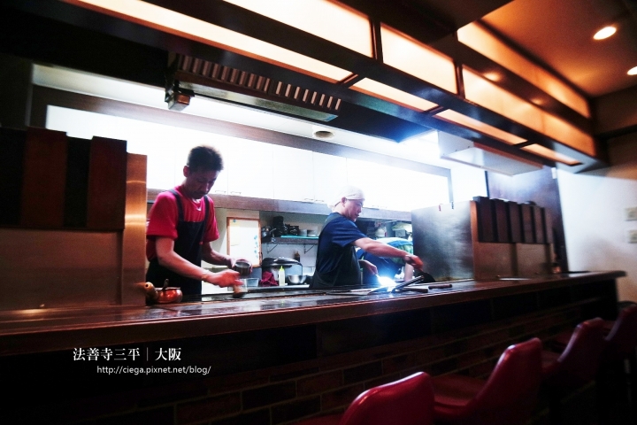 大阪美食│法善寺三平お好み焼き【拖著媽媽去關西】│近心齋橋道頓崛，大阪燒上有座配料山不誇張，日本美食部落格大力推薦好吃大阪燒