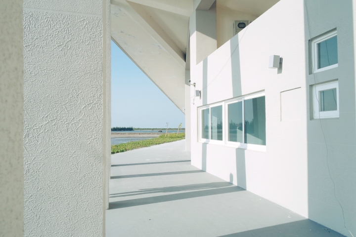 【台南七股】『七股遊客中心』私房景點♡錯綜交錯的線條與灰白底色，一窗一格透出海水鹹味和台南的溫暖│IG 最新打卡熱門景點，目前尚未啟用請好好愛護!!