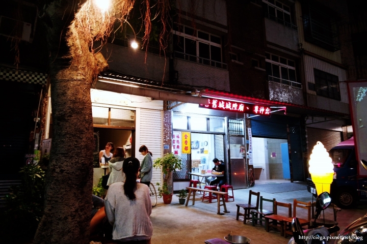 高雄左營│冰品】散步路徑│盤腿坐在樹下悠閒吃著冰，轉個彎找尋亮著燈的那戶│每日口味皆不同，趕快去粉絲團看看今日驚喜