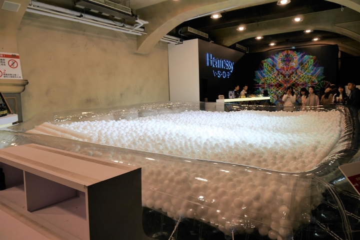 【台北華山文創園區 | 展覽】專屬大人的遊樂場 x 超好玩白色球池 ∞ GQ夜博館 Good Night Museum