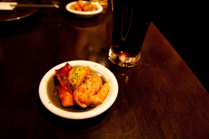 【美食。食記】東京 池袋 雞肝血嫩 肉汁四溢 韓二郎 串燒 居酒屋 推薦 激生嫩肝！血汁滿溢的暗紅果凍