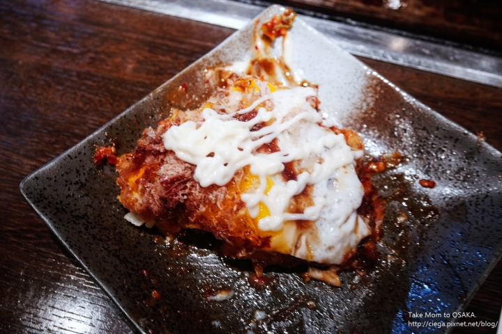 大阪美食│法善寺三平お好み焼き【拖著媽媽去關西】│近心齋橋道頓崛，大阪燒上有座配料山不誇張，日本美食部落格大力推薦好吃大阪燒