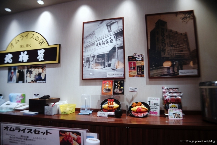 大阪美食│北極星蛋包飯【拖著媽媽去關西】│大丸梅田逛街購物超方便，蛋皮柔軟醬汁甜，百年老店蛋包飯樸實卻又細緻