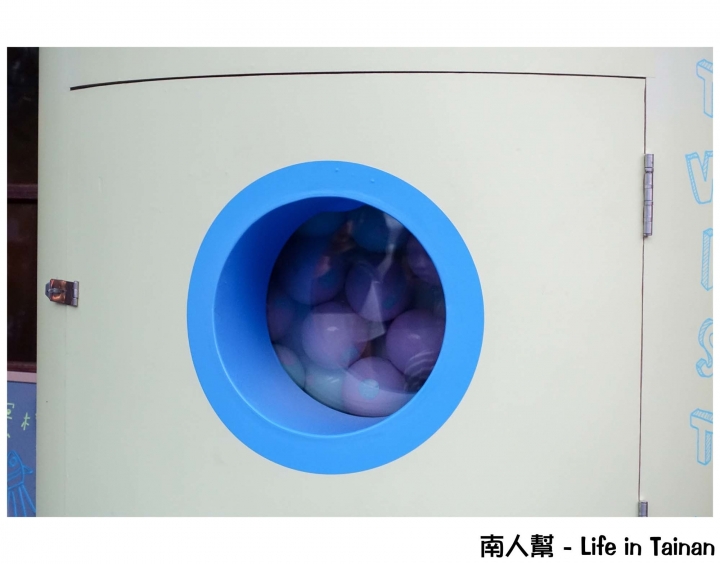 【台南中西區-甜點】220公分高扭蛋機│享受不確定會扭到什麼甜點的未知感~~蛋-甜點扭蛋機
