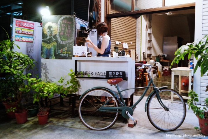 高雄左營│冰品】散步路徑│盤腿坐在樹下悠閒吃著冰，轉個彎找尋亮著燈的那戶│每日口味皆不同，趕快去粉絲團看看今日驚喜