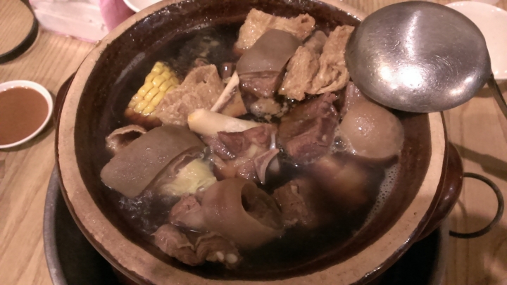 [羊肉爐]苗栗竹南越式羊肉爐~很有名氣~一大堆人來吃~要排隊~不油的湯頭~羊肉騷味不重~冬天進補好選擇