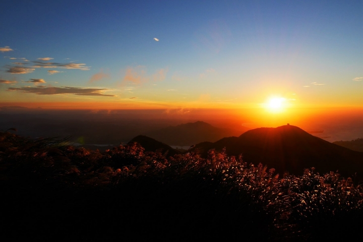 【台北大屯山 | 景點】絕美夕陽與璀璨夜景兼具的大屯山助航站