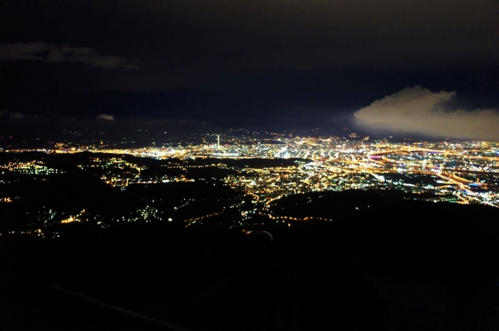 【台北大屯山 | 景點】絕美夕陽與璀璨夜景兼具的大屯山助航站