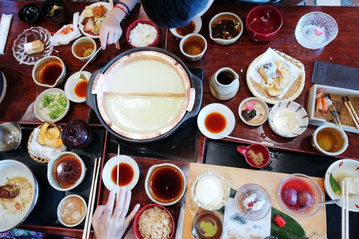 京都料理│清水 順正 おかべ家【拖著媽媽去關西】│清水寺前的巷弄京料理名店，自己在鍋裡現撈豆皮，多種精緻豆腐料理獲得媽媽稱讚