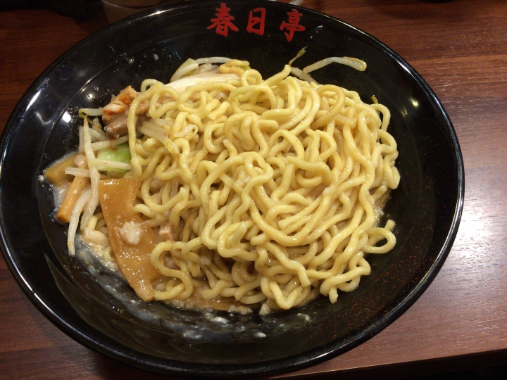【美食。食記】東京池袋 油香逼人 女性頗愛 春日亭 拉麵 油麵 油王！女性喜愛的幾種吃法