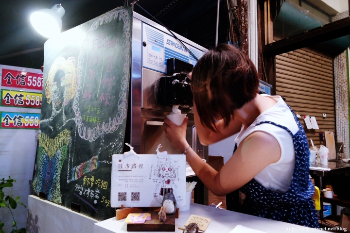 高雄左營│冰品】散步路徑│盤腿坐在樹下悠閒吃著冰，轉個彎找尋亮著燈的那戶│每日口味皆不同，趕快去粉絲團看看今日驚喜