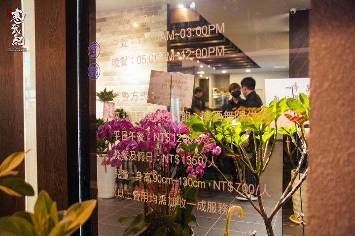帝一帝王蟹頂級燒烤吃到飽‧捷運西湖站｜1350+10%超強帝王蟹牛排燒烤吃到飽‧專人桌邊服務‧啤酒也能喝到爽喔！