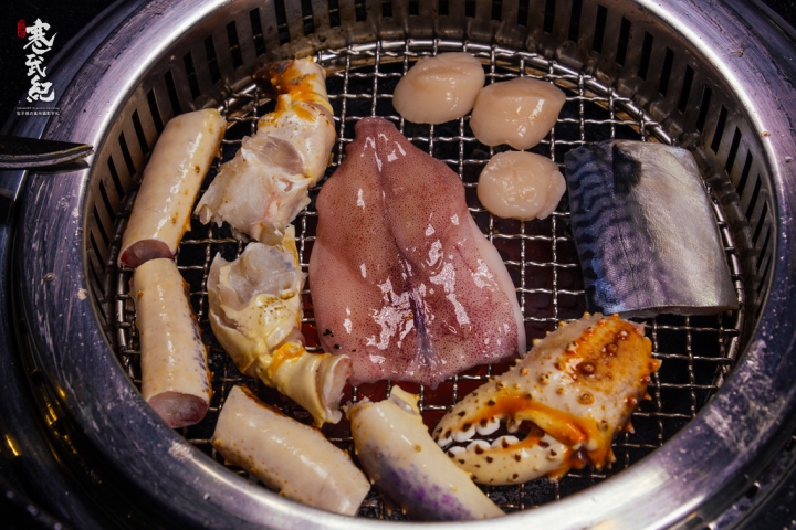 帝一帝王蟹頂級燒烤吃到飽‧捷運西湖站｜1350+10%超強帝王蟹牛排燒烤吃到飽‧專人桌邊服務‧啤酒也能喝到爽喔！