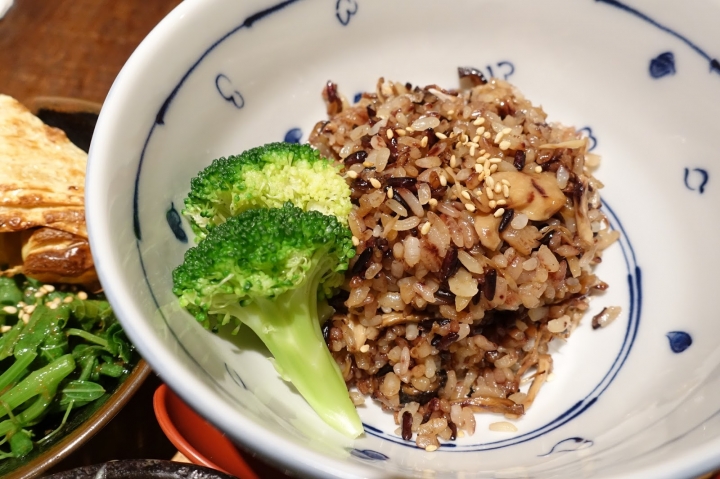 [食記] 新竹 籽田野菜屋。意想不到的美味蔬食料理--咖哩蛋包飯、野菇炊飯