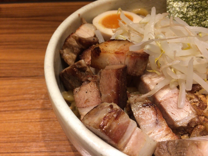 【美食。食記】東京 大塚 麵體香彈 油鹹合度 汁なし破顔 拌麵 拉麵 師傅幫你拌好的麵