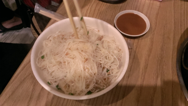 [羊肉爐]苗栗竹南越式羊肉爐~很有名氣~一大堆人來吃~要排隊~不油的湯頭~羊肉騷味不重~冬天進補好選擇