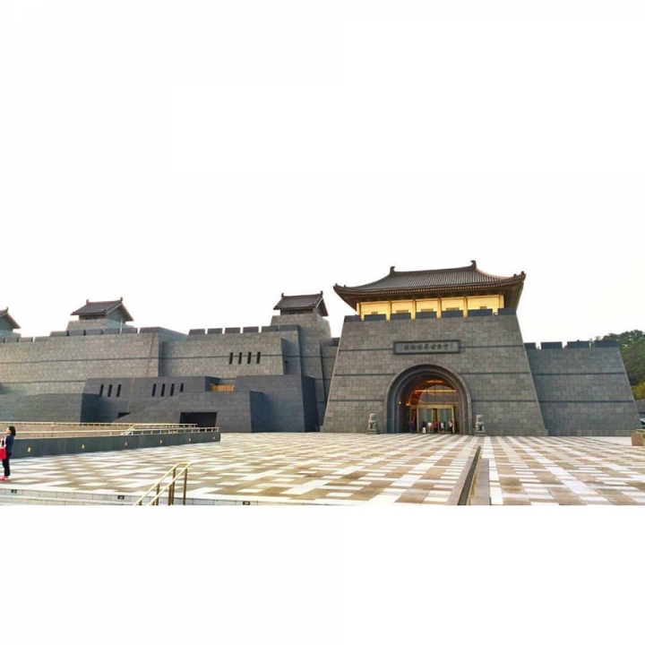 推薦一下 八月剛落成的 世界博物館 (號稱台灣的長城)