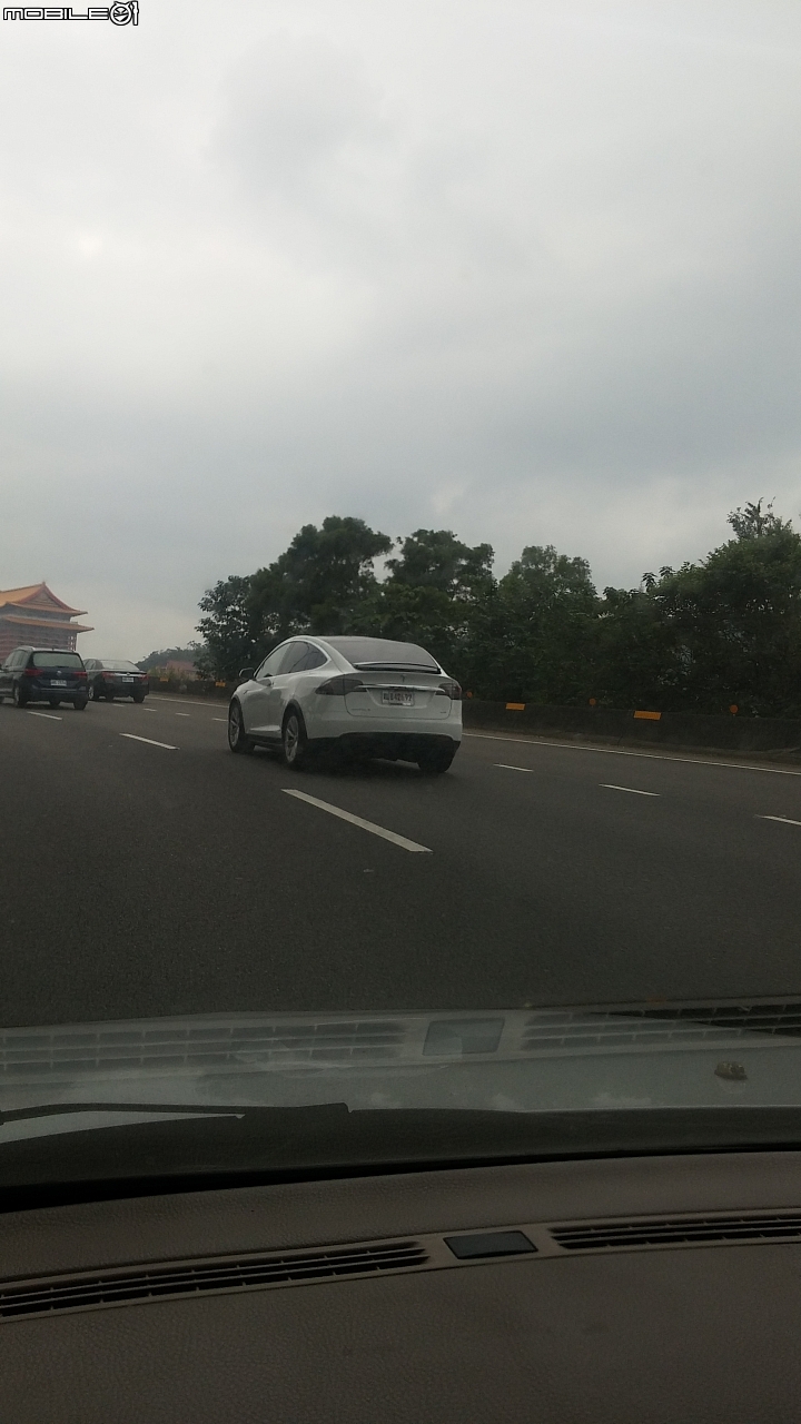 TESLA Model X 捕獲！！