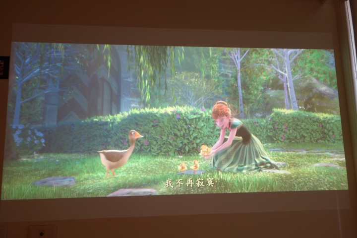 【試用心得】家裡的不速之客 男人的夢想 BenQ Full HD 側投導演機 W2000