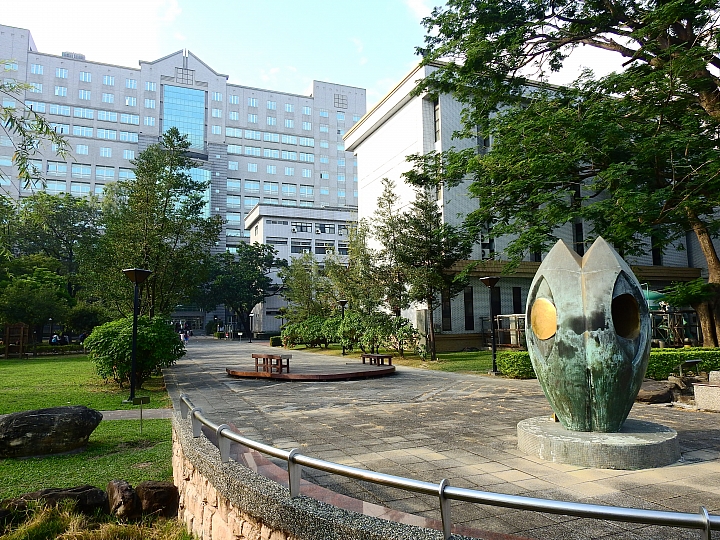 我的Luxgen S3停在國立屏東大學停車場，越看越顯得好看。