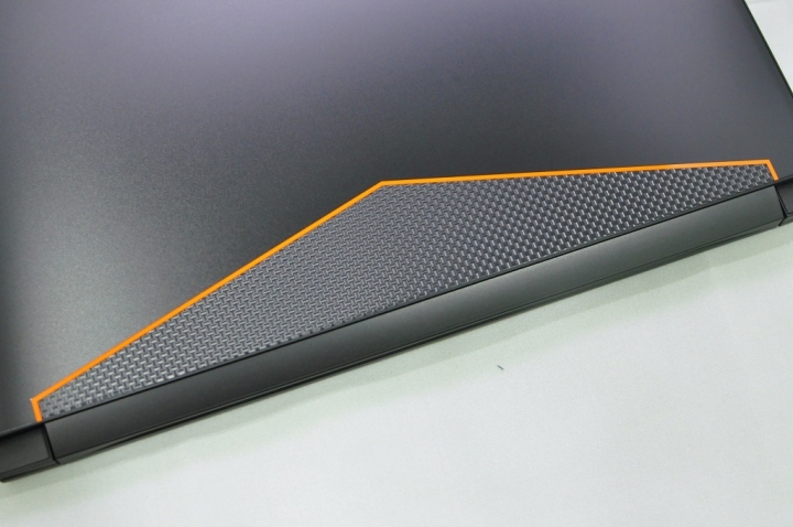 GIGABYTE Aero14(GTX1060) 電競商務機，效能再進化