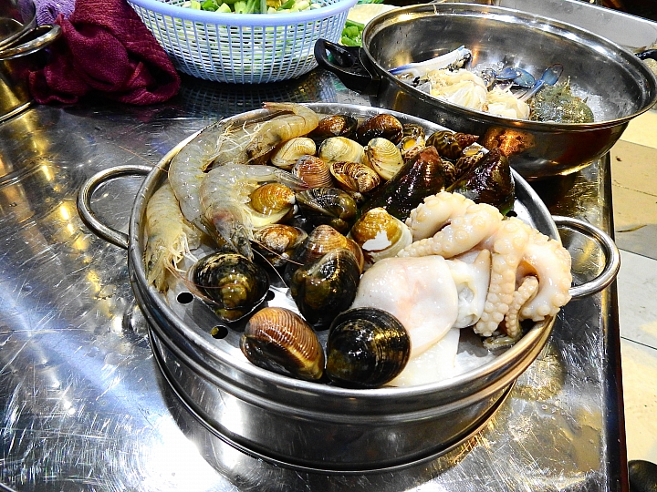 老闆親自捕魚把新鮮送上桌，一朝鱻提供最新鮮的原味海鮮及別家沒有的阿里山鮮採芥末。
