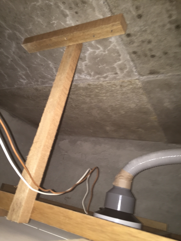 急!!!求助!!!!新成屋的維修孔拍到的情況