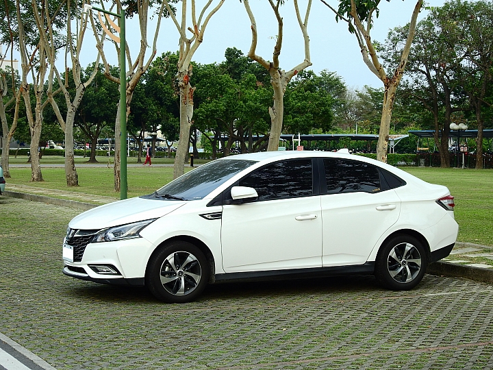 我的Luxgen S3停在國立屏東大學停車場，越看越顯得好看。