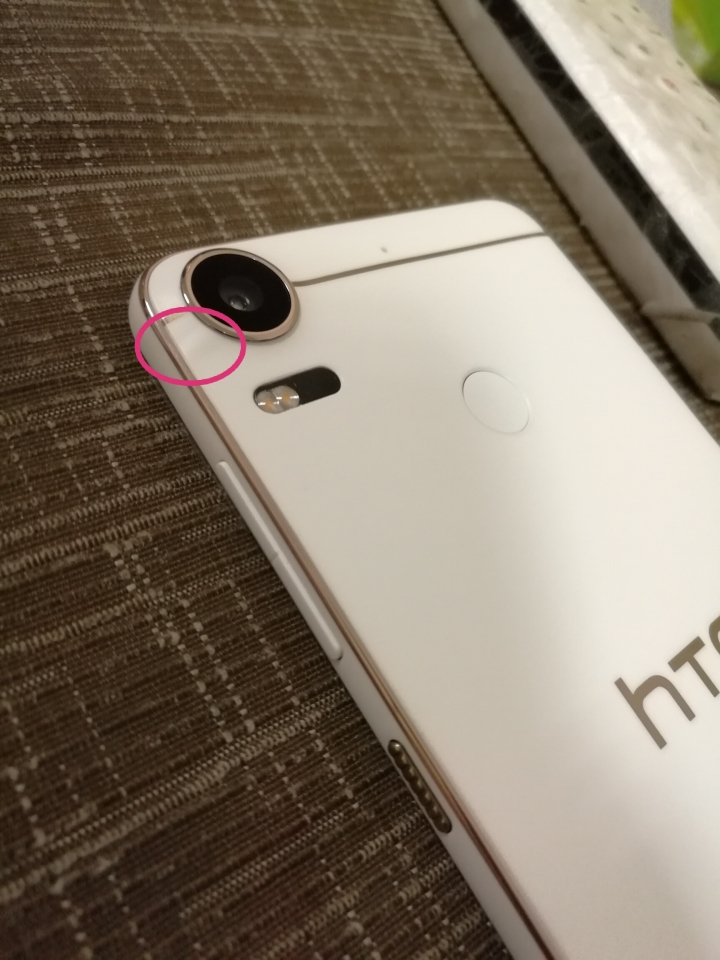 HTC Desire 10 Pro 鏡頭左下角機殼波浪小凸起正常嗎？