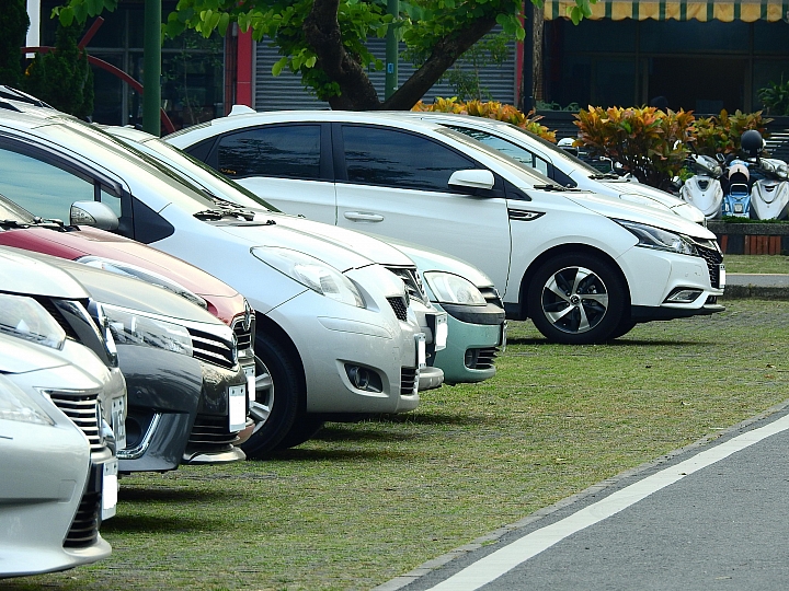 我的Luxgen S3停在國立屏東大學停車場，越看越顯得好看。