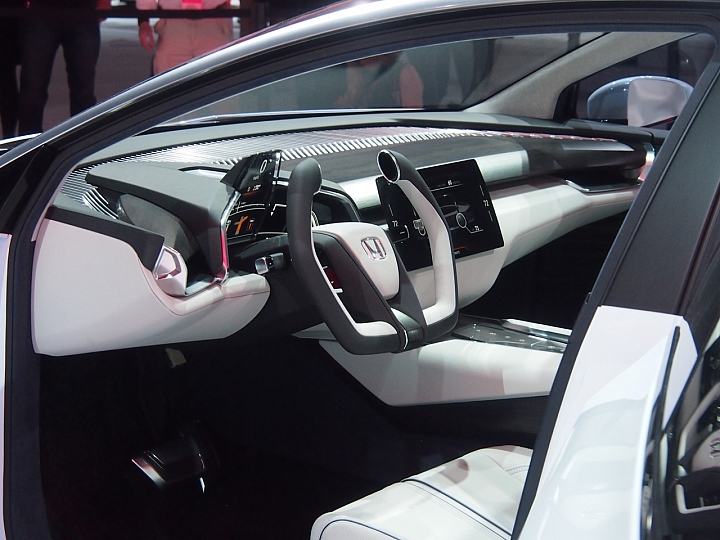 [好奇]BMW飛機式方向盤， 怎麼開車?