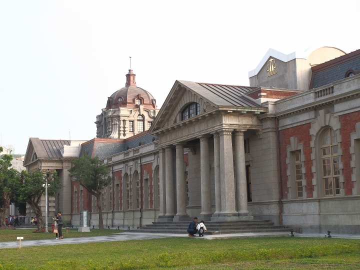 是瘋了嗎，竟然可以上法院玩耍?? -- 臺南市 中西區 原臺南地方法院