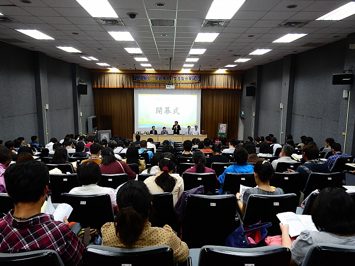 我的Luxgen S3停在國立屏東大學停車場，越看越顯得好看。