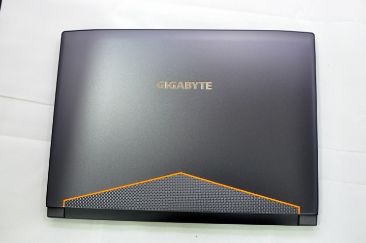 GIGABYTE Aero14(GTX1060) 電競商務機，效能再進化