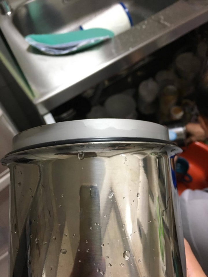 美而浦淨水器 機身會有殘留咖啡色痕跡是 ?? (以附圖) 處理好會是這樣 ?