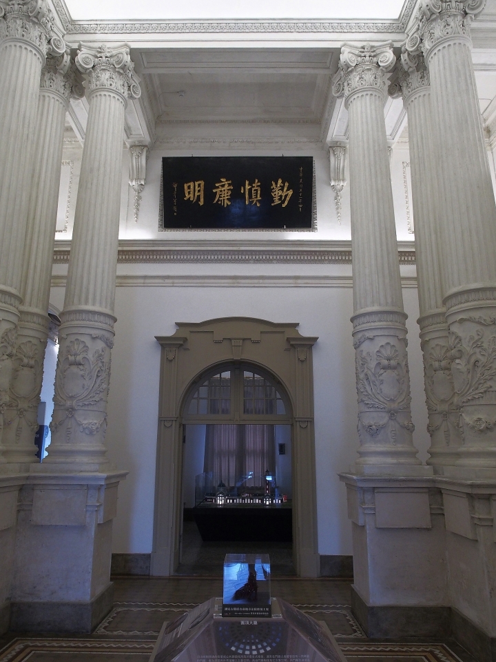 是瘋了嗎，竟然可以上法院玩耍?? -- 臺南市 中西區 原臺南地方法院