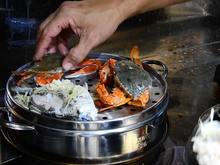 老闆親自捕魚把新鮮送上桌，一朝鱻提供最新鮮的原味海鮮及別家沒有的阿里山鮮採芥末。