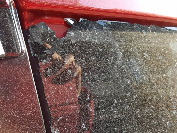 請問這樣是車窗被人惡意敲破嗎?