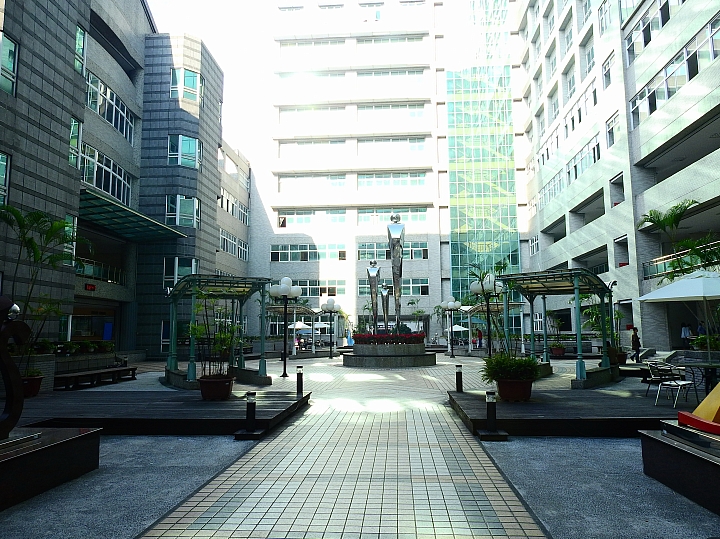 我的Luxgen S3停在國立屏東大學停車場，越看越顯得好看。