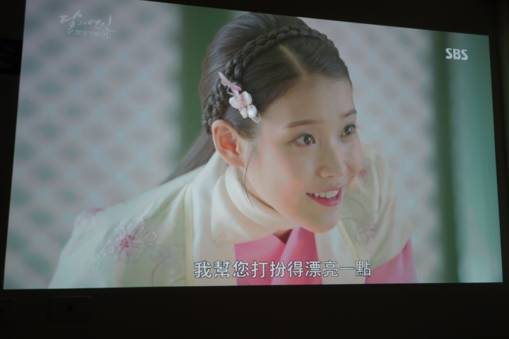 【試用心得】家裡的不速之客 男人的夢想 BenQ Full HD 側投導演機 W2000