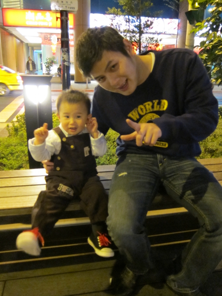 求P圖神人-請幫忙把爸爸的照片P到媽媽與女兒合照裡面 變成全家福 感謝