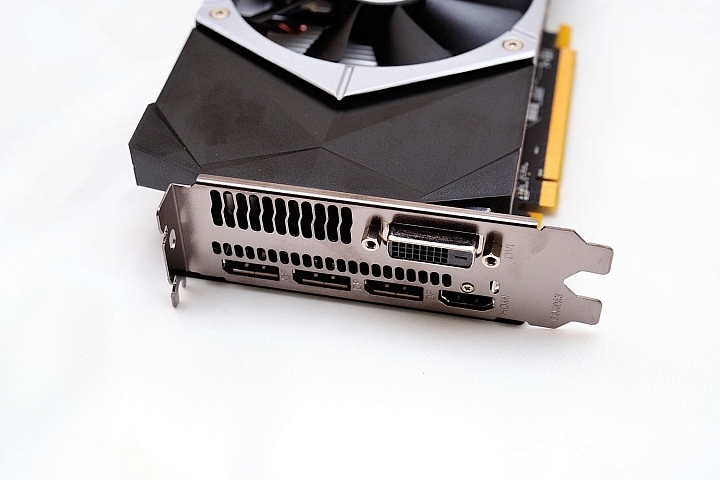 平價 RX470 比拚，撼訊紅龍版 RX470 4GB 對決微星鎧甲虎 RX470 Armor 4GB