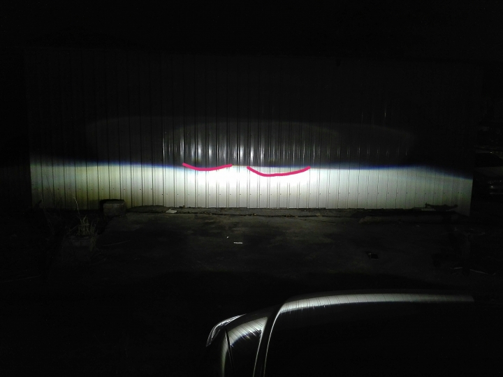 請問我的頭燈需要做角度調整嗎怎麼感覺是左高右低而不是左低右高?