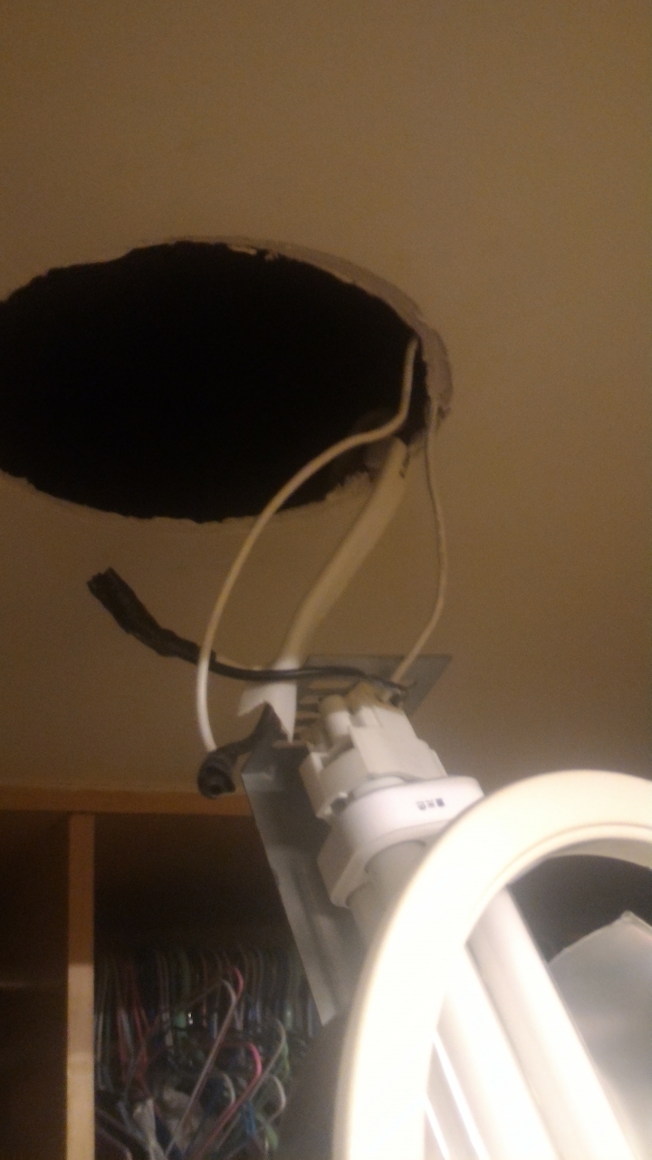 請問燈具更換的線路該如何接?