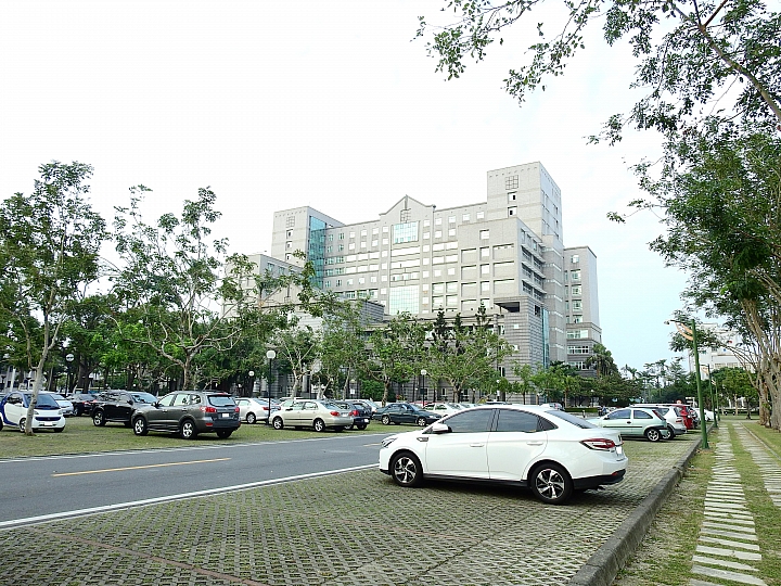 我的Luxgen S3停在國立屏東大學停車場，越看越顯得好看。