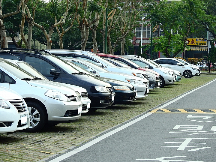 我的Luxgen S3停在國立屏東大學停車場，越看越顯得好看。