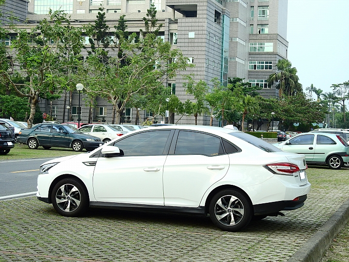 我的Luxgen S3停在國立屏東大學停車場，越看越顯得好看。