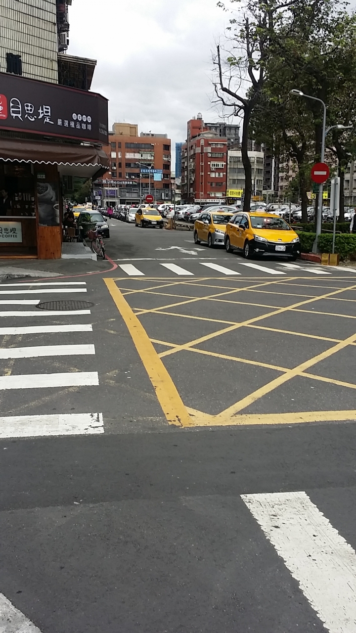 可憐的黃牌，停在機車格內被開單！