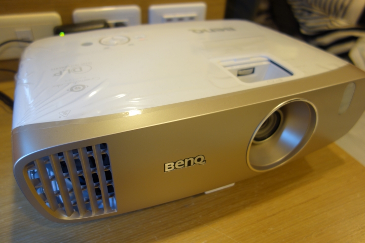 【試用心得】家裡的不速之客 男人的夢想 BenQ Full HD 側投導演機 W2000