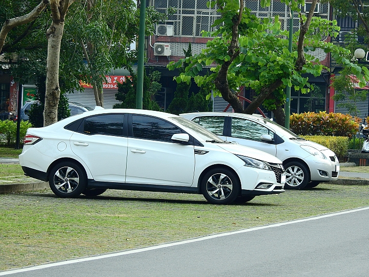我的Luxgen S3停在國立屏東大學停車場，越看越顯得好看。